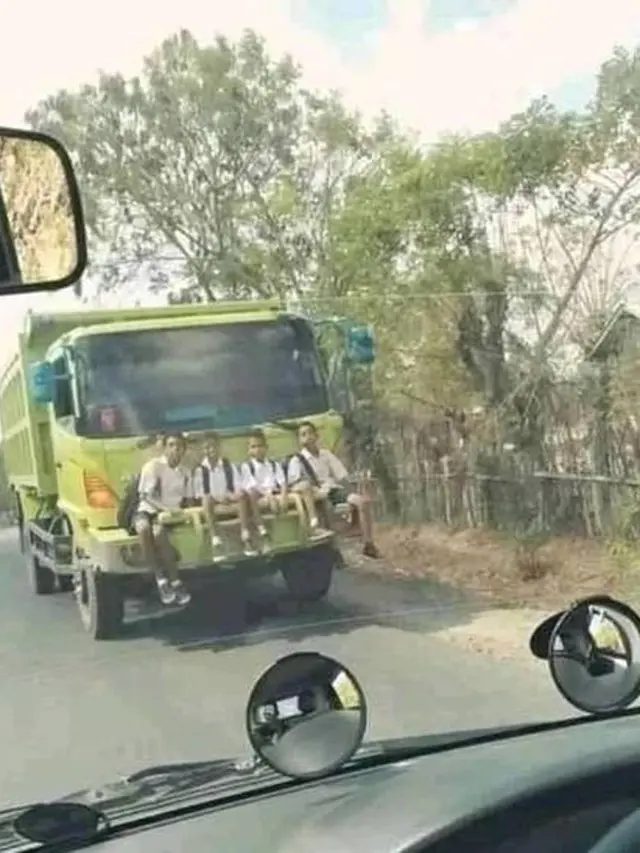 Terlalu Santai, 7 Cara Orang Naik Kendaraan Ini Bikin Elus Dada