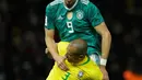 Pemain timnas Jerman Sandro Wagner berebut bola dengan pemain timnas Brasil, Miranda pada laga uji coba di Olympiastadion Berlin, Selasa (27/3). Brasil sukses menaklukkan Jerman dengan skor 1-0. (AP Photo/Michael Sohn)