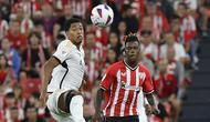 Pemain Real Madrid, Jude Bellingham, berebut bola dengan pemain Athletic Bilbao, Nico Williams, pada laga pekan ke-1 La Liga 2023/2024 di Stadion San Mames, Minggu (13/8/2023). Los Blancos menang dengan skor 2-0. (AP Photo/Alvaro Barrientos)