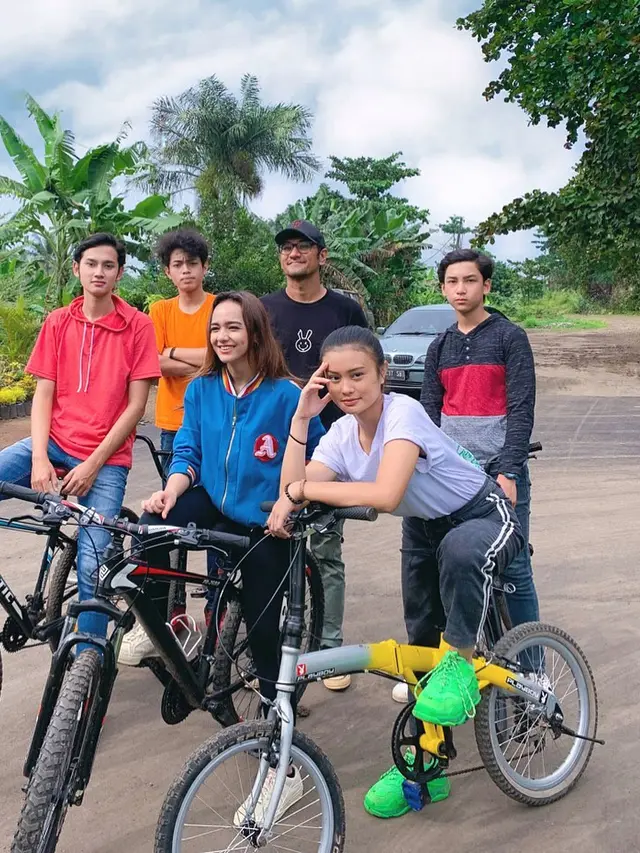 6 Potret Kompak Clay Gribble dan Dianda Sabrina, Main Bareng di Dari Jendela SMP