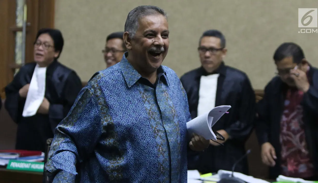 Terdakwa kasus dugaan suap proyek PLTU Riau-1 yang juga mantan Dirut PLN, Sofyan Basir saat jeda sidang lanjutan di Pengadilan Tipikor, Jakarta, Senin (5/8/2019). Sidang beragendakan mendengar keterangan saksi-saksi. (Liputan6.com/Helmi Fithriansyah)