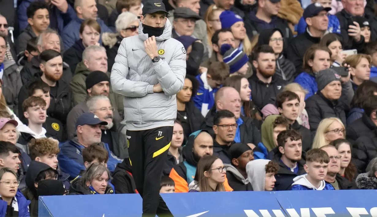 Pelatih Chelsea, Thomas Tuchel menyaksikan pemainnya bertanding melawan Newcastle United pada pertandingan lanjutan Liga Inggris di stadion Stamford Bridge di London, Minggu (13/3/2022). Chelsea menang tipis atas Newcastle 1-0. (AP Photo/Kirsty Wigglesworth)