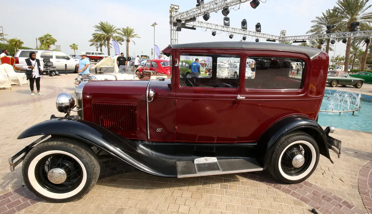 Sebuah mobil Ford model A 1931 ditampilkan dalam pameran mobil klasik di Marina Crescent, Kuwait City, Kuwait, 29 Oktober 2021. (YASSER AL-ZAYYAT/AFP)