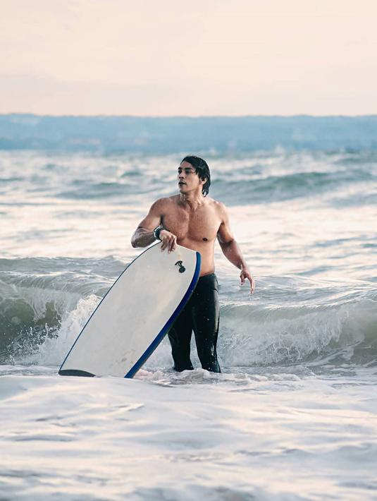 Dalam pemotretannya ini, Dian Sidik berselancar di salah satu pantai di Bali yang memiliki nama Batu Bolong. Dalam penampilannnya ini ia pun banyak dipuji para penggemar dan para selebriti.  (Liputan6.com/IG/@diansidik_)