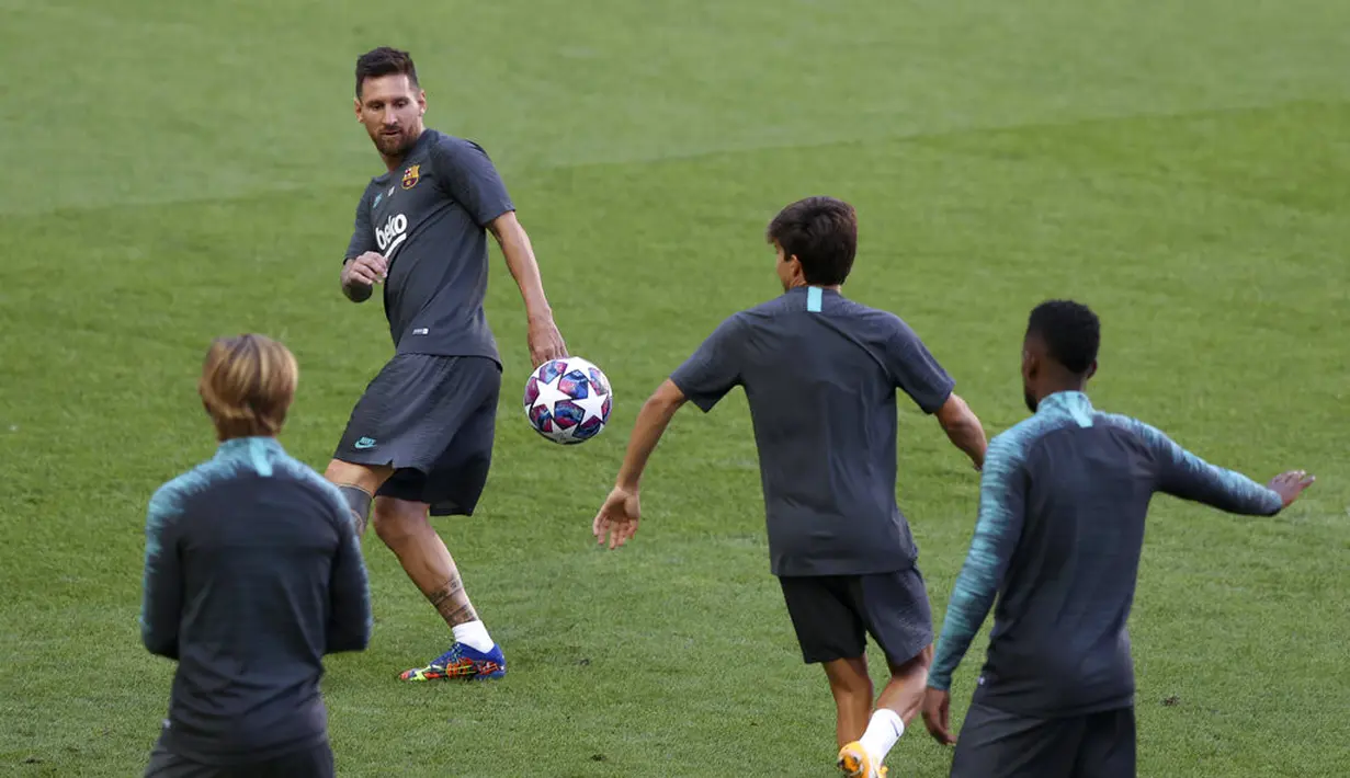 Penyerang Barcelona, Lionel Messi mengontrol bola saat mengikuti sesi latihan di stadion Da Luz, Lisbon, Portugal (13/8/2020). Barcelona akan bertanding melawan Bayern Munchen pada perempat final Liga Champions di Estadio da Luz. (Rafael Marchante/Pool via AP)