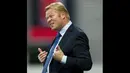 Keenam, Ronald Koeman memiliki sifat kepala batu. Ia tak terima kritik dari berbagai pihak, bahkan tetap memainkan formasinya walaupun hasilnya tidak memuaskan. (ANP/AFP/Robin Van Lonkhuijsen)