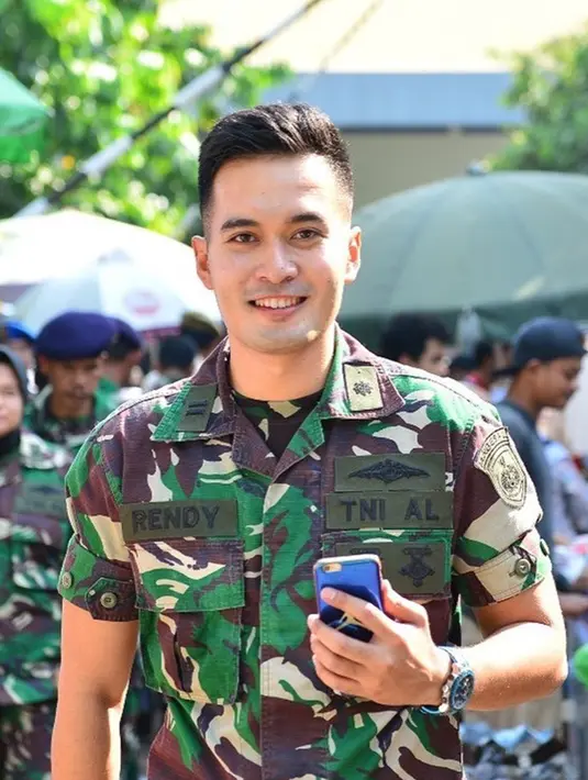 Meski sudah jarang tampil di layar kaca, Rendy masih mendapat dukungan dari fansnya. Melalui kolom komentar di akun Instagram miliknya, fans Rendy selalu menyemangatinya dalam setiap kegiatan. (Liputan6.com/IG/@rendymeidiyanto)