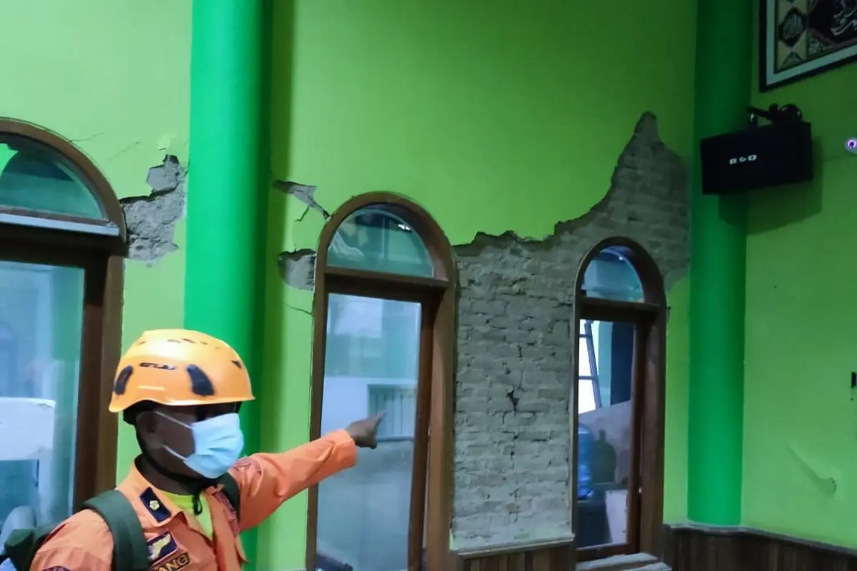 Badan Nasional Penanggulangan Bencana (BNPB) menyebut sejumlah bangunan rusak akibat gempa yang terjadi di Garut, Jawa Barat.