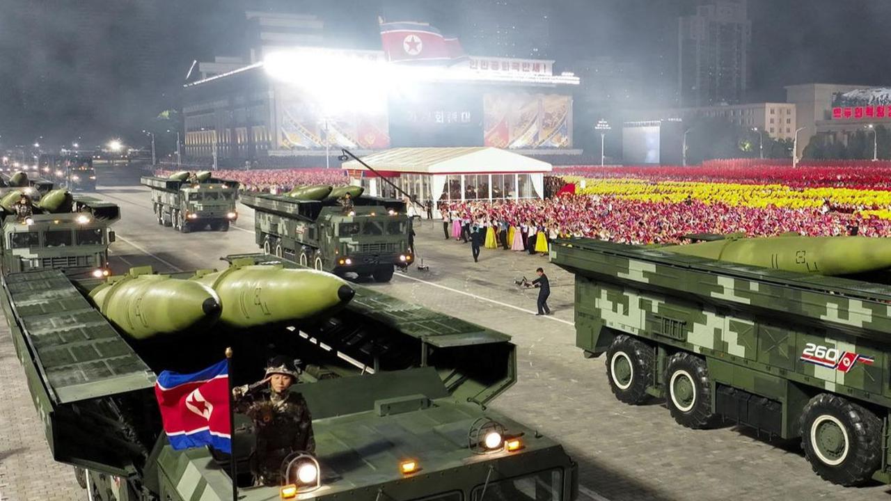 Pemimpin Korea Utara, Kim Jong-un menggelar arak-arakan senjata dalam rangka 70 tahun berakhirnya Perang Korea yang ditetapkan sebagai Hari Kemenangan.

Parade senjata ini menjadi momen istimewa karena turut dihadiri delegasi dua negara sahabat Korut, y