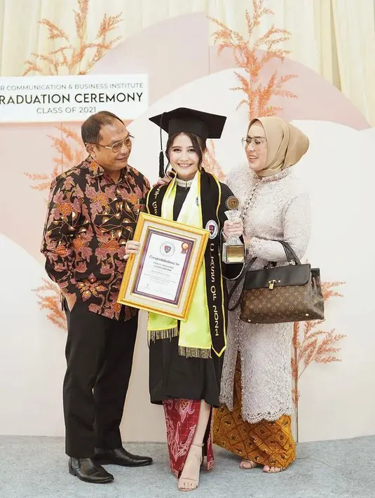 Ia juga terlihat membawa sebuah piagam dan piala dalam wisuda tersebut. (Instagram/prillylatuconsina96).