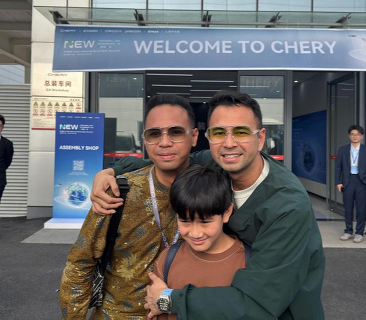 5 Potret Raffi Ahmad Gandeng Rafathar Kunjungi Pabrik Mobil Listrik di China, Jadi Inspirasi Generasi Muda