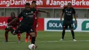 Striker Madura United, Alberto Goncalves melakukan eksekusi penalti yag berbuah gol ke gawang Madura United dalam laga Grup C Piala Menpora 2021 di Stadion Si Jalak Harupat, Bandung, Sabtu (3/4/2021). Madura United kalah 1-2 dari Persik. (Bola.com/Ikhwan Yanuar)