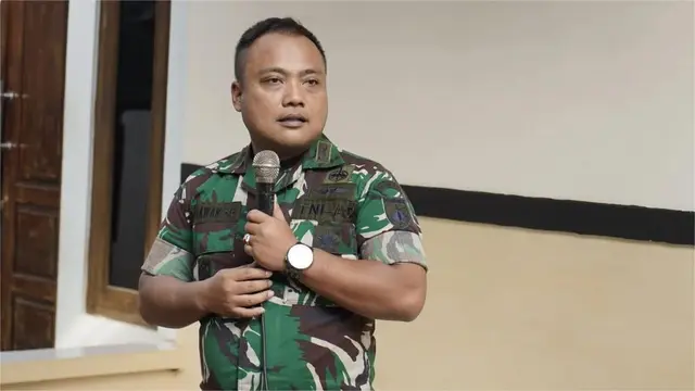 Dandim 0722/Kudus, Letkol Inf. Hermawan Setya Budi memberikan teguran kepada pihak dapur SPPG yang penyediaan makanan. (Liputan6.com/Arief Pramono)