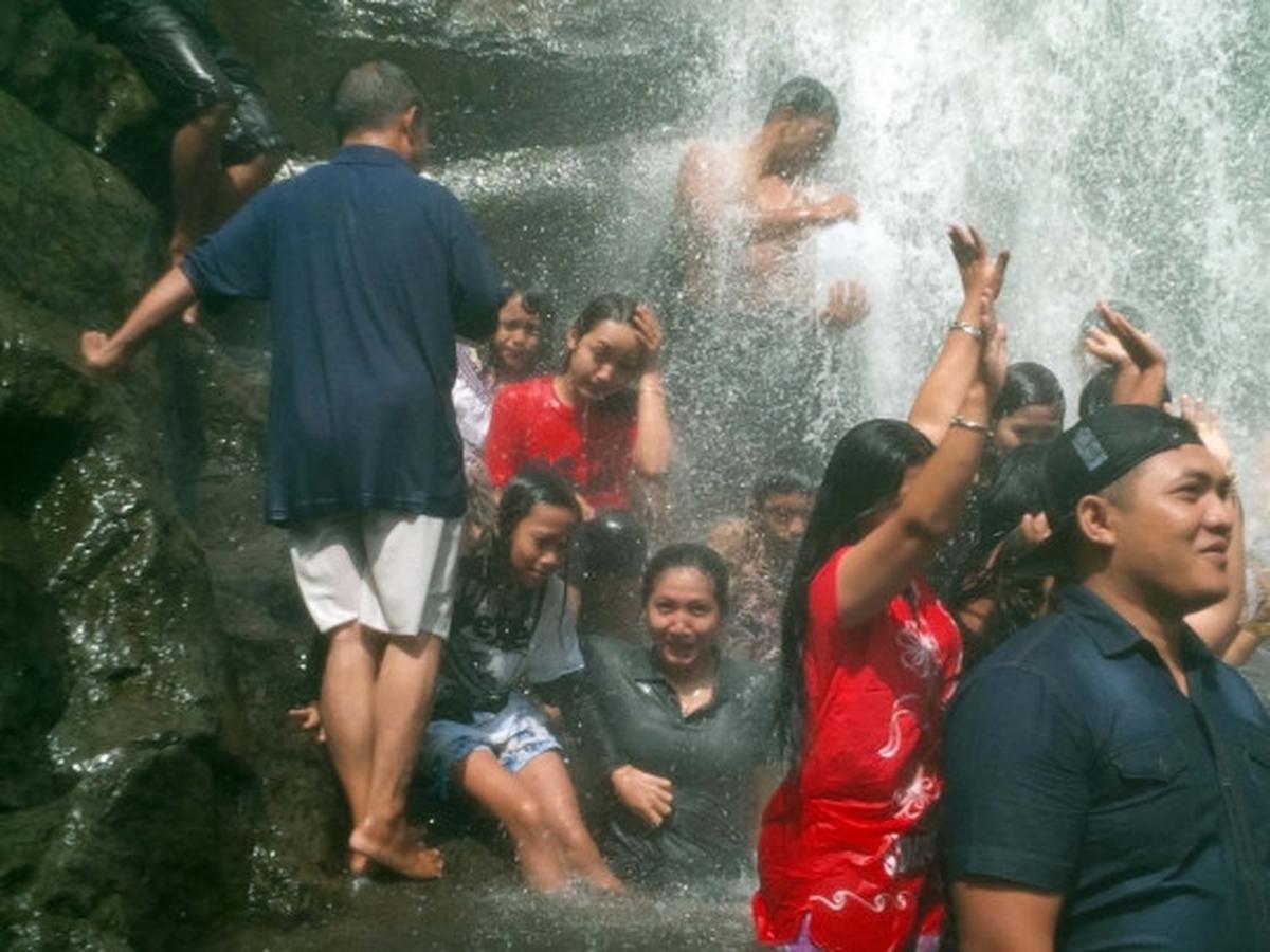 Keceriaan wisatawan mandi di bawah Air Terjun Sedudo sebelum longsor
