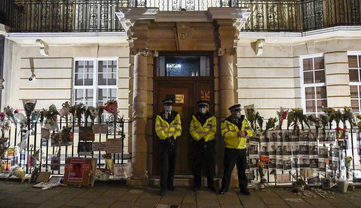 Aparat kepolisian berjaga di luar gedung Kedutaan Besar Myanmar di London, Rabu (7/4/2021). Polisi London dilaporkan dipanggil untuk menghentikan staf Kedubes Myanmar kembali memasuki gedung. (AP Photo/Alberto Pezzali)