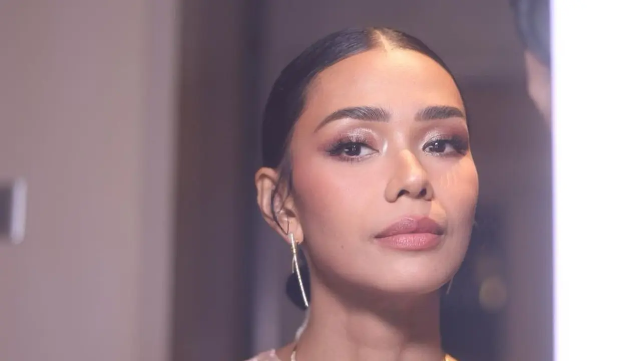Detail Makeup Glowing Adinia Wirasti yang Resmi Menikah dengan Aktor Australia