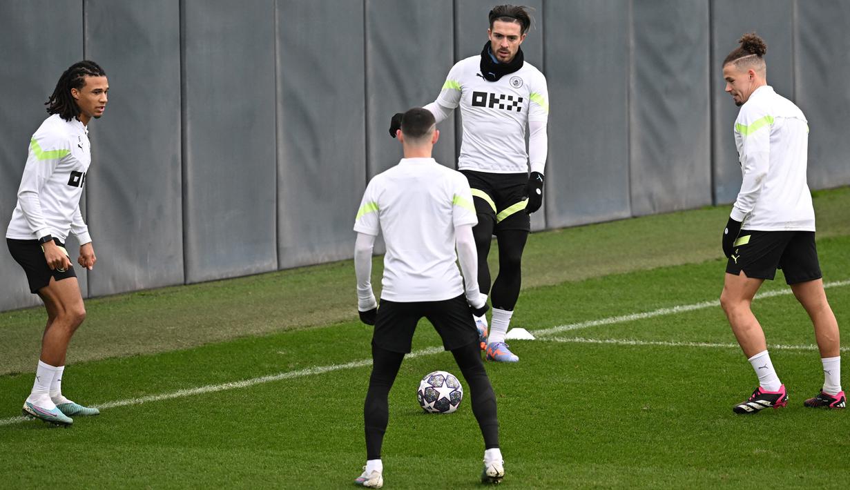 (kiri-kanan) Pemain Manchester City Nathan Ake, Phil Foden, Jack Grealish, dan Kalvin Phillips menjalani sesi latihan tim di tempat latihan Manchester City di Manchester, Inggris, 21 Februari 2023. Manchester City akan menghadapi RB Leipzig pada pertandingan sepak bola babak 16 besar Liga Champions. (Paul ELLIS/AFP)