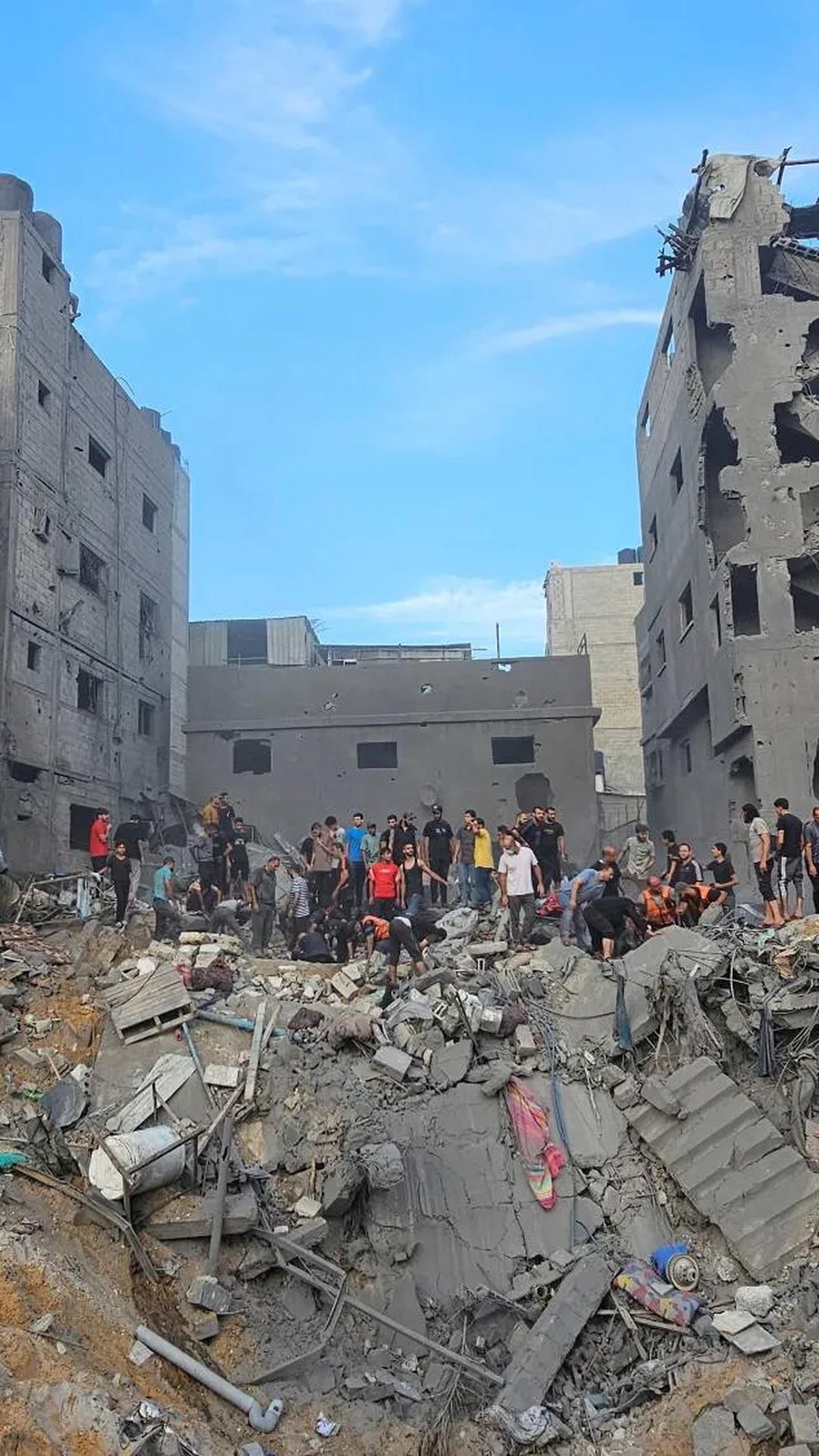 Di sisi lain, kendaraan militer dan pasukan Israel terus bergerak maju menyebar ke segala arah wilayah utara<br>Gaza yang padat dengan penduduk, termasuk Jabalia.