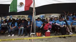 Reuni keluarga antar negara ini merupakan bagian dari kampanye Hugs not Walls yang disponsori kelompok Border Network for Human Rights. (AP Photo/Christian Chavez)