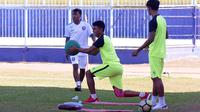 Dua pemain Arema, Dedik Setiawan dan Ahmad Alfarizi, saat latihan terpisah. (Bola.com/Iwan Setiawan)