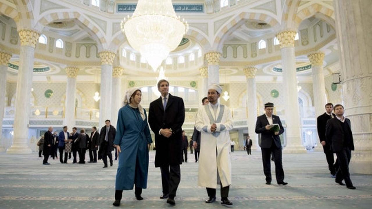 Menlu AS John Kerry berkunjung ke masjid pakai sepatu