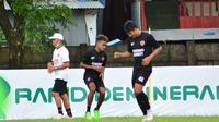 Pemain anyar PSM Makassar, Yakob Sayuri, sudah bergabung dalam latihan tim Lapangan Bosowa Sports Centre, Kamis (18/3/2021). (Bola.com/Abdi Satria)
