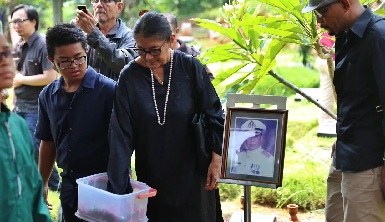 Wanita kelahiran Paris, Perancis itu juga ikut memberikan penghormatan terakhirnya. Mendoakan dan menabur bunga di atas pusara almarhum.  (Nurwahyunan/Bintang.com)