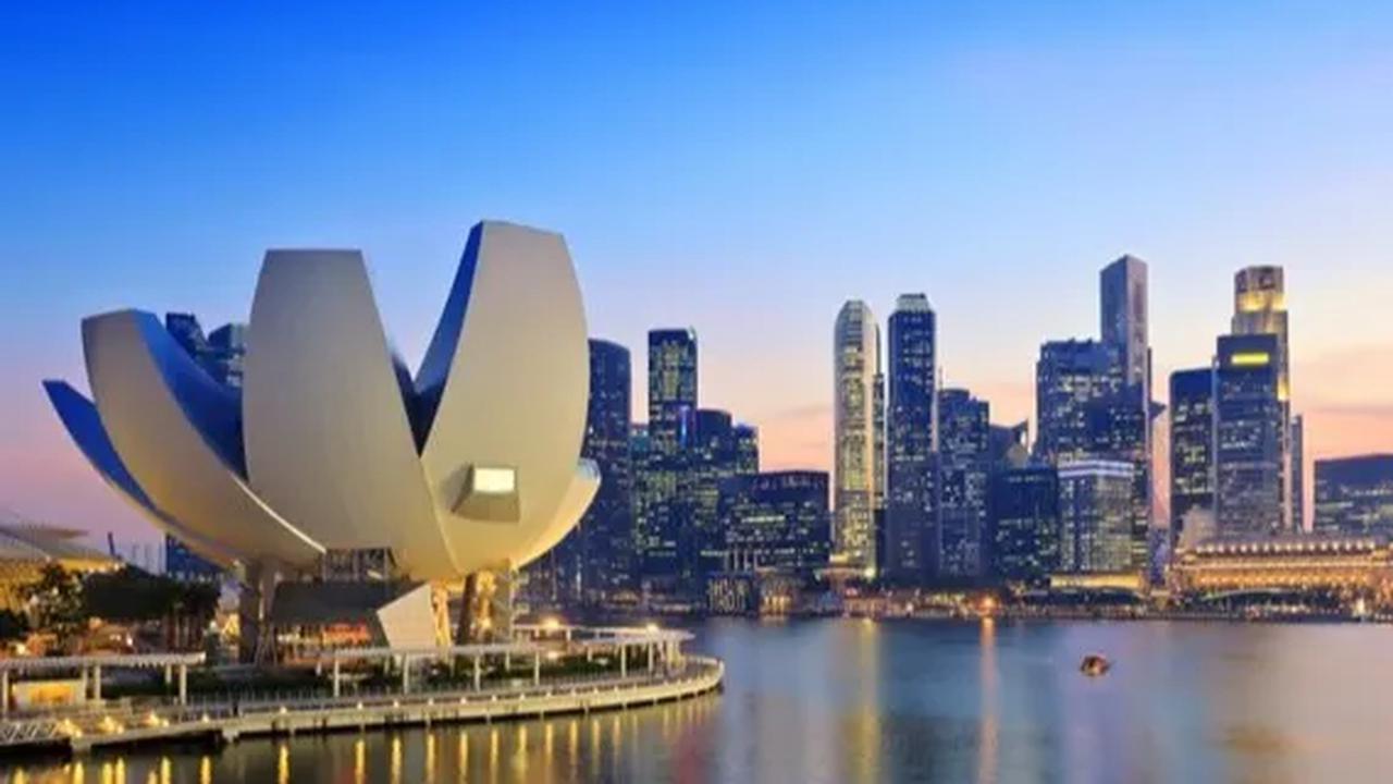 Sebelumnya, Kementerian Hukum dan Hak Asasi Manusia (HAM) mencatat ribuan warga negara Indonesia (WNI) berpindah kewarganegaraan menjadi warga negara Singapura.