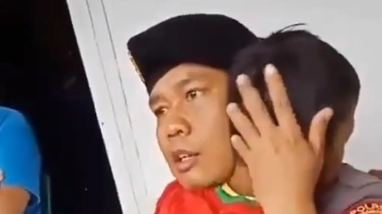 polisi hibur anak korban tsunami (foto: Twitter @Sutopo_PN)