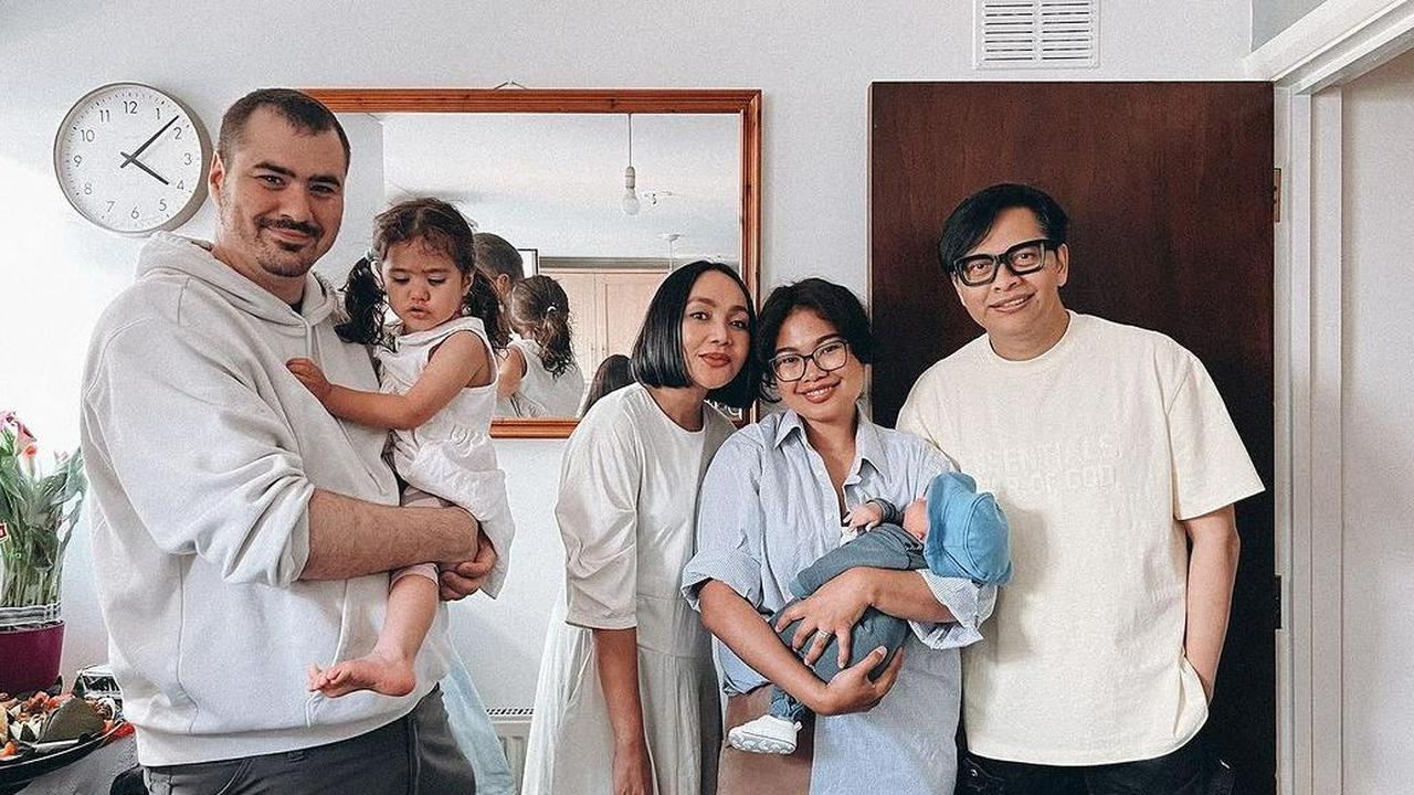 Mereka kemudian berpose ke arah kamera. Pertemuan itu ketika hadir di acara ulang tahun teman Pita.