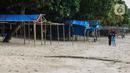 Dua perempuan menikmati suasana pantai Carita, Pandeglang, Banten, Selasa (18/1/2022). Objek wisata Pantai Carita yang menjadi tempat favorit pengunjung kini tampak sepi seusai gempa beberapa waktu lalui dan juga lantaran naikknya kasus virus covid 19 varian omicron. (Liputan6.com/Johan Tallo)