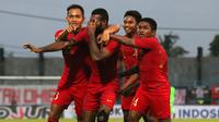 Timnas Indonesia U-22 merayakan gol ke gawang Madura United dalam laga uji coba di Stadion Gelora Bangkalan, Bangkalan, Selasa (12/2/2019). (Bola.com/Aditya Wany)