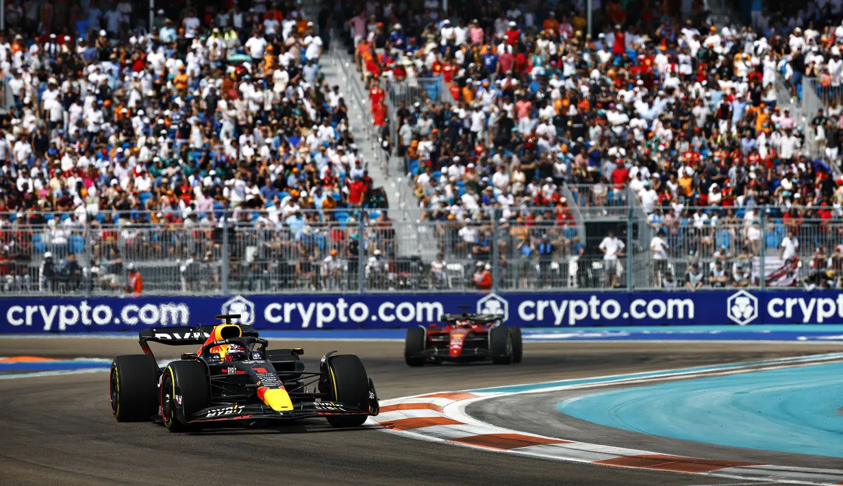 <p>Verstappen juga mampu menahan tekanan berat dari Charles Leclerc menjelang garis finis, yaitu setelah Safety Car muncul akibat kecelakaan antara Lando Norris (McLaren) yang disenggol oleh Pierre Gasly (Scuderia AlphaTauri) pada lap ke-41. (Getty Images via AFP/Mark Thompson)</p>