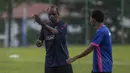 Pelatih Selangor FA, Pachaiappan Maniam, memberi instruksi kepada Evan Dimas saat latihan di Lapangan SUK, Selangor, Sabtu (3/2/2018). Selangor FA bersiap jelang laga perdana Liga Super Malaysia melawan Kuala Lumpur FA. (Bola.com/Vitalis Yogi Trisna)