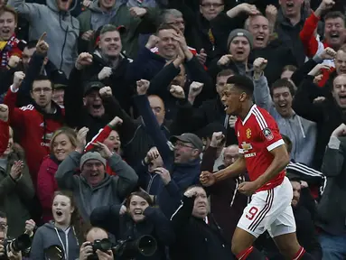 Penyerang Manchester United, Anthony Martial, merayakan gol yang dicetaknya ke gawang West Ham pada laga perempat final Piala FA di Stadion Old Trafford, Minggu (13/3/2016). Kedua tim bermain imbang 1-1. (Reuters/Andrew Yates)