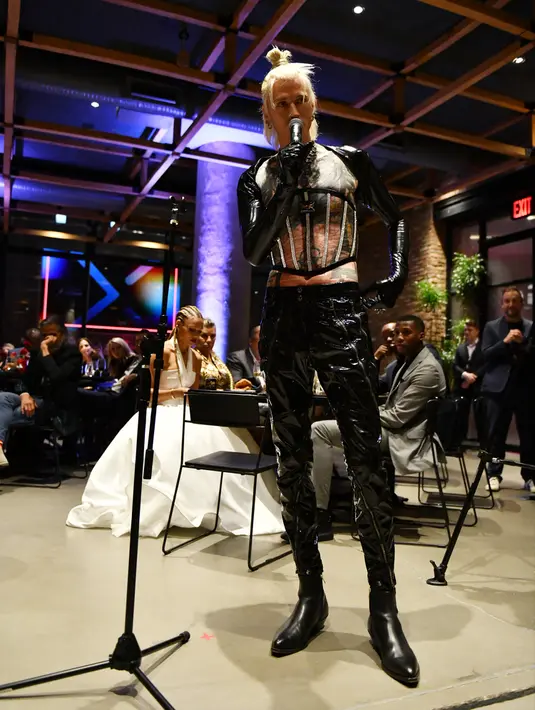 <p>Machine Gun Kelly saat menghadiri Time100 Next Gala di SECOND Floor, New York City, Amerika Serikat, 25 Oktober 2022. Kelly memilih bolero lateks hitam dan celana skin-tight dan melengkapi penampilannya dengan ankle boots dari Jimmy Choo. (Craig Barritt/Getty Images for TIME/AFP)</p>