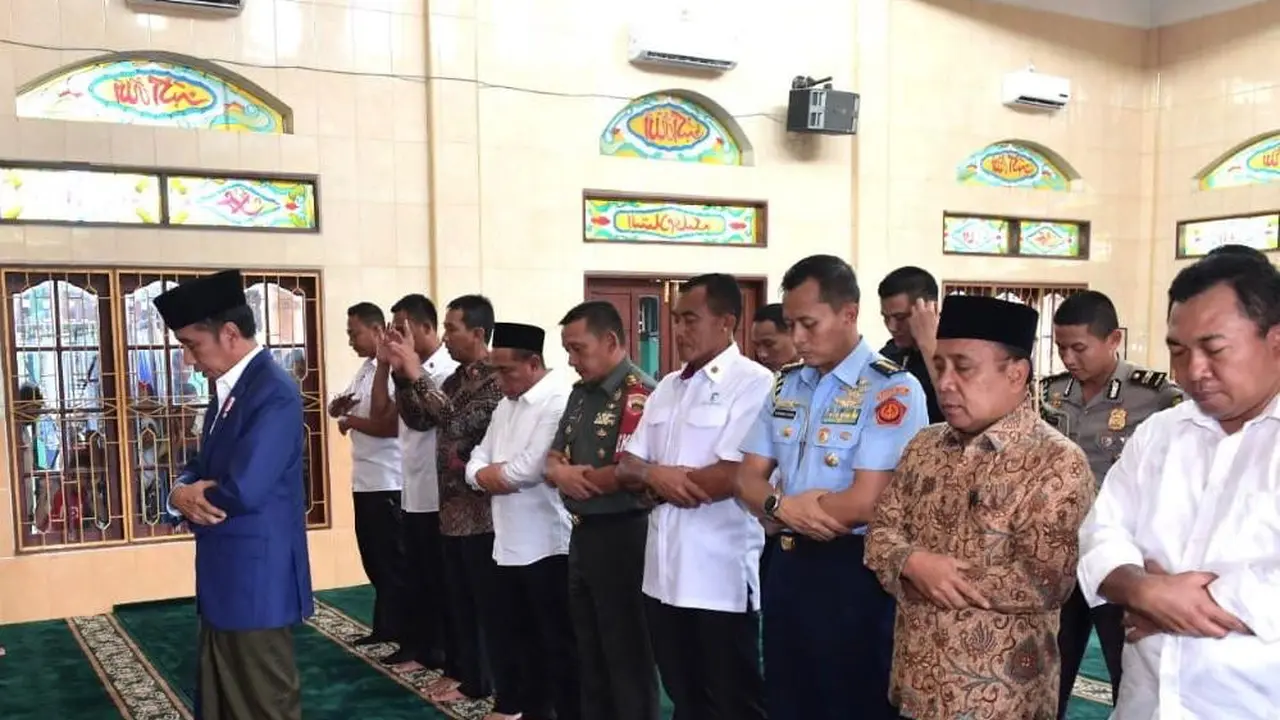 Presiden Jokowi memimpin Salat berjamaah di Masjid Uswatun Hasanah, Binjai Utara, Sumatera Utara. (Dok: Setpres)