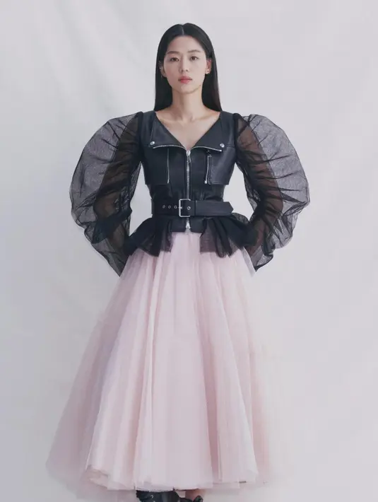 Jun Hi Hyun dalam Rok Tulle dan jaket kulit (Foto: Alexander McQueen)