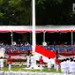 Pasukan Pengibar Bendera Pusaka (Paskibraka) bersama Pasukan Pengamanan Presiden (Paspampres) mengibarkan bendera Merah Putih dalam Upacara Peringatan Detik-detik Proklamasi 17 Agustus di Istana Merdeka, Jakarta, Kamis (17/8). (Liputan6.com/Pool)