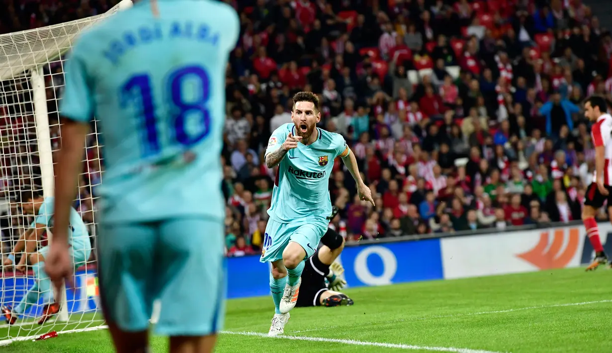 Pemain Barcelona, Lionel Messi berselebrasi setelah mencetak gol ke gawang Athletic Bilbao pada pekan ke-10 Liga Spanyol di San Mames, Minggu (29/10) dini hari. Satu gol dari Messi dan Paulinho membawa Blaugrana menang 2-0. (AP/Alvaro Barrientos)