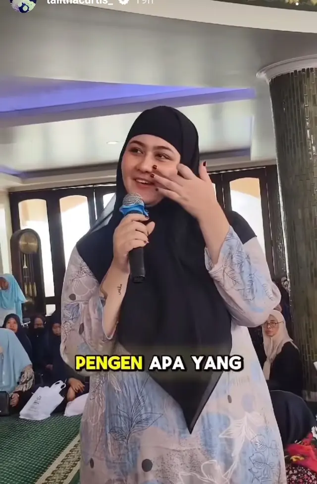 7 Potret Talitha Curtis berhijab saat ikut kajian, bahagia dapat tiket umrah