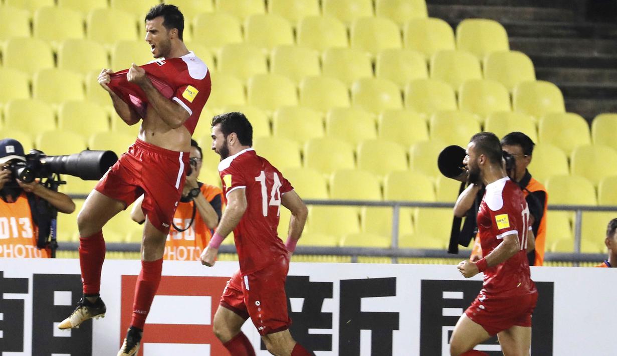 Pemain Suriah, Omar Al Somah, melakukan selebrasi usai mencetak gol ke gawang Australia pada laga Kualifikasi Piala Dunia 2018 di Stadion Hang Jebat, Kamis (5/10/2017). Suriah bermain imbang 1-1 dengan Australia. (AP/Vincent Thian)