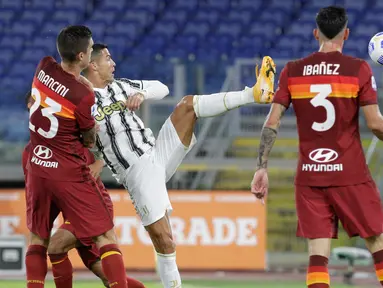 Penyerang Juventus, Cristiano Ronaldo (kedua kiri) mencetak gol kedua untuk timnya ke gawang AS Roma pada pekan kedua Liga Italia Serie A 2020-2021 di Stadion Olimpiade Roma, Minggu (27/9/2020). Juventus bermain imbang 2-2 di kandang AS Roma. (AP Photo/Gregorio Borgia)