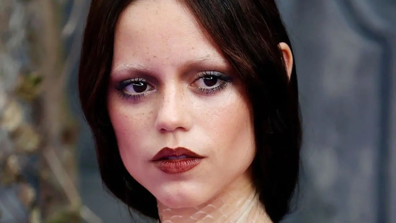 Tampilan Jenna Ortega jadi tren dengan makeup look lelah