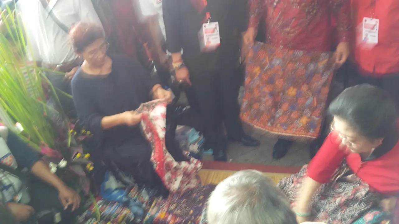 Temani Megawati Keliling Stan, Menteri Susi Tawar Kain Batik