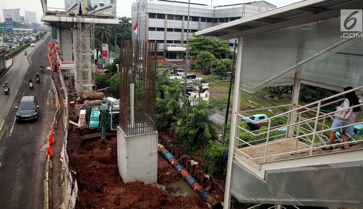Kondisi perkembangan pembangunan kereta ringan rute Cawang-Dukuh Atas di kawasan Gatot Subroto, Jakarta, Kamis (18/1). Progres pembangunan LRT Jabodebek saat ini mencapai kurang lebih 30 persen. (Liputan6.com/JohanTallo)