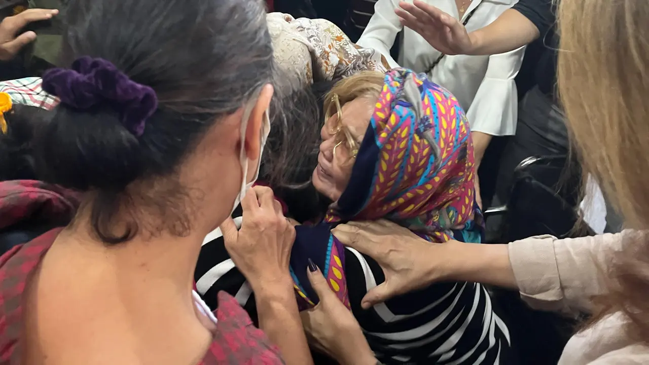 Ibunda terdakwa Helena Lim, Hoa Lien, tak kuat melihat anaknya yang tengah menghadapi sidang putusan atas kasus korupsi tata niaga timah di wilayah IUP PT Timah (Istimewa)