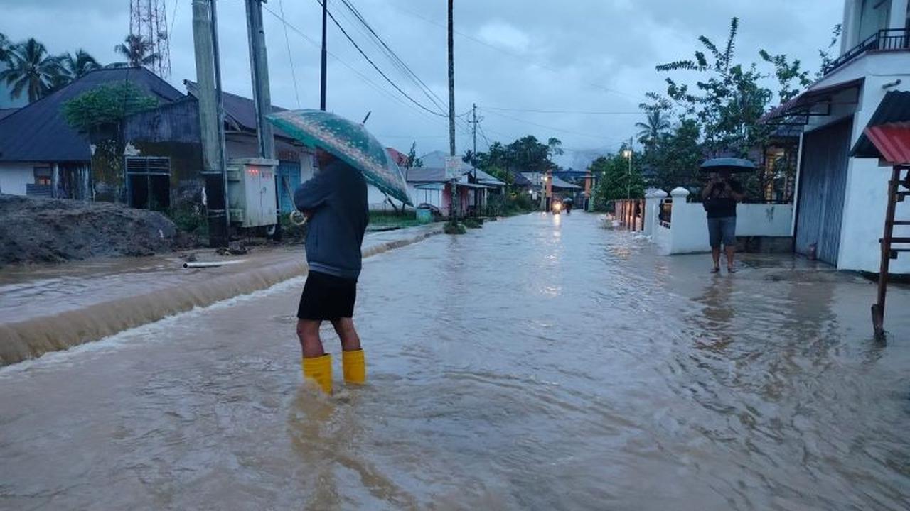 Banjir Jalan Nasional Agam Lumpuhkan Akses Padang-Pasaman Barat