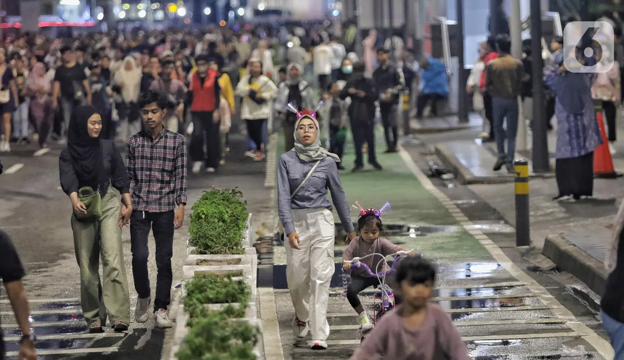 Malam Muda Mudi, Jakarta Kota Global berlangsung di sepanjang Jalan Sudirman-MH Thamrin dengan total 11 panggung. Panggung utama berada di Bundaran Hotel Indonesia. (Liputan6.com/Angga Yuniar)