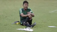 Pemain Timnas Indonesia U-23, Gian Zola, melakukan pendinginan saat latihan di Stadion Madya, Jakarta, Kamis (14/3). Latihan ini merupakan persiapan jelang Kualifikasi Piala AFC U-23. (Bola.com/Vitalis Yogi Trisna)
